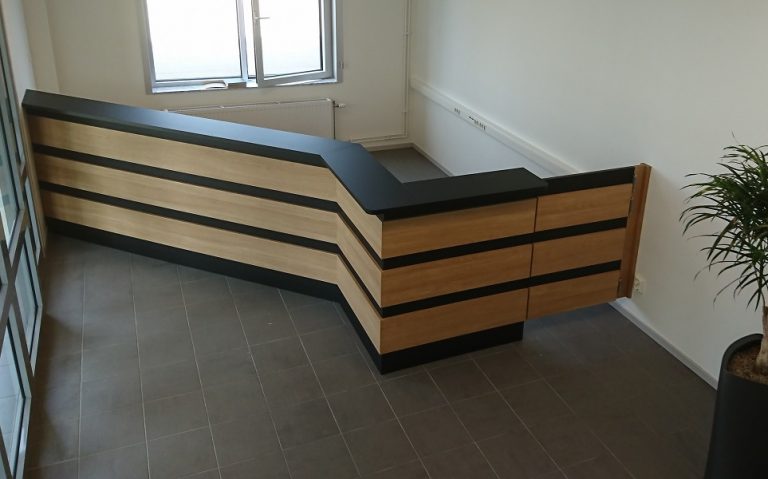 Receptionsdisk med pendelgrind