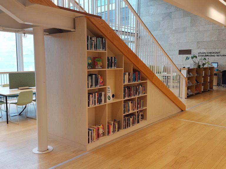 Bokhylla under trappa