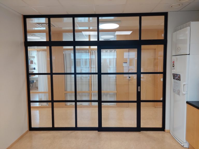 Glasparti med skjutdörr