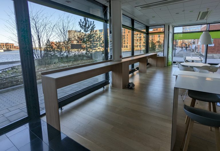 Ståbord i eklaminat