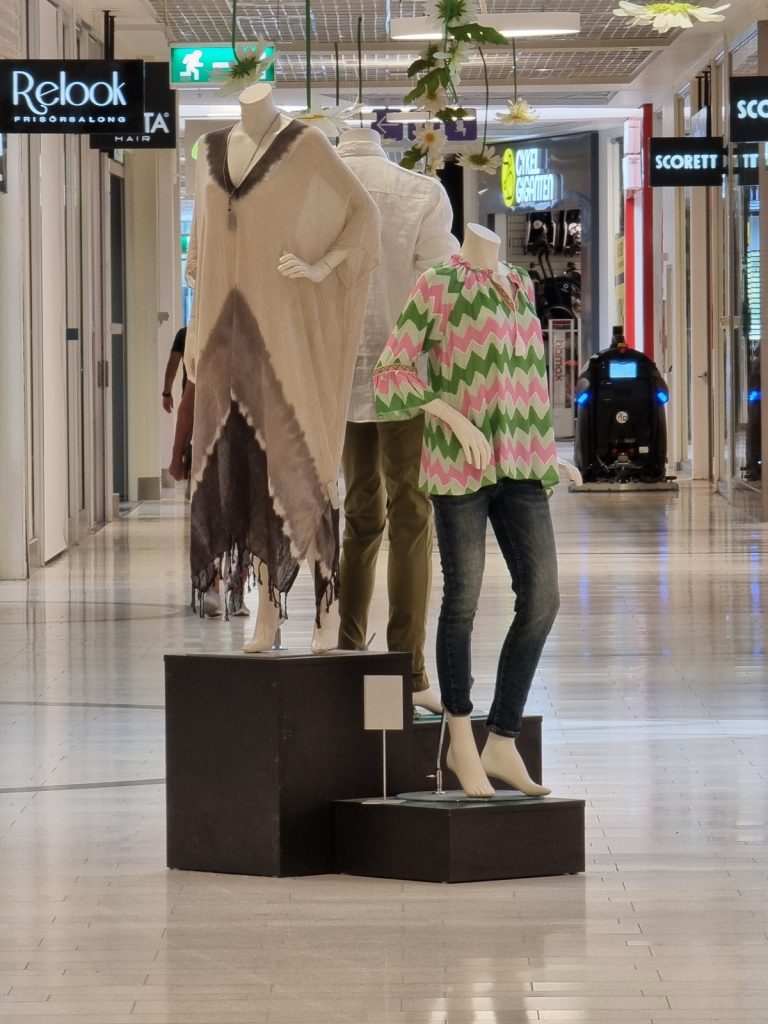 Podier för skyltning