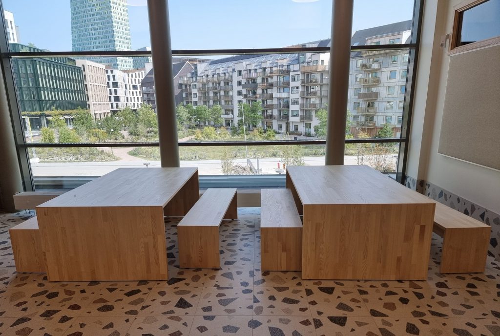 Bord och bänkar till skola